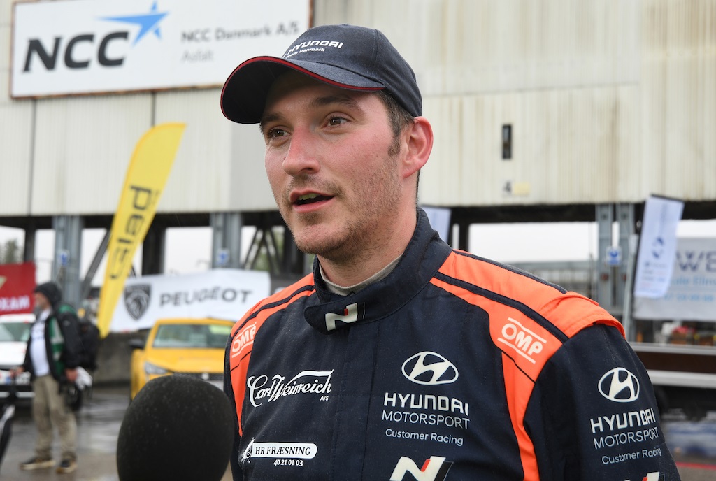 Simon Vallentin fra Holbæk sluttede i 2022 som totalvinder af KOMO Rallysprint i Gammelrand, og fik en gammel drøm opfyldt. I år kører han efter at gentage sidste års triumf.
(Foto: Morten Dam)